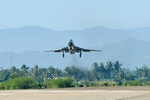 Trong tấn công mục tiêu mặt đất, Su-22M4 của Việt Nam có thể mang vũ khí có điều khiển gồm: tên lửa không đối đất Kh-23, Kh-25, Kh-28, Kh-29 và bom có điều khiển bằng laser, quang học.