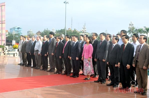 Các đại biểu dâng hoa tại Quảng trường Hồ Chí Minh (TP Vinh)