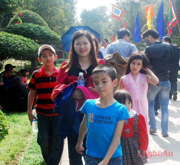 Nhiều em nhỏ theo gia đình lên đền thờ vua Quang Trung.