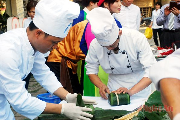 Các đội trong giờ thi gói bánh chưng.