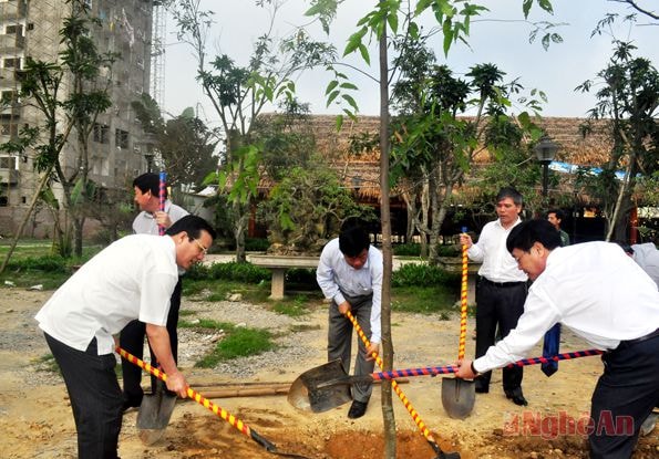 Các đồng chí lãnh đạo tỉnh và TP Vinh tham gia Tết trồng cây.