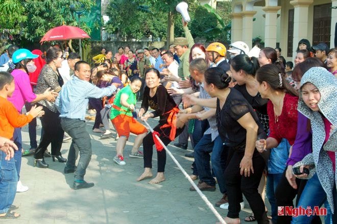 Hội thi kéo co đầu xuân của Hội Nông dân phường  Vinh Tân, TP. Vinh. Ảnh: Trường Sinh