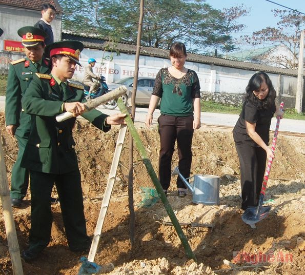 Các đại biểu tham gia trồng cây.