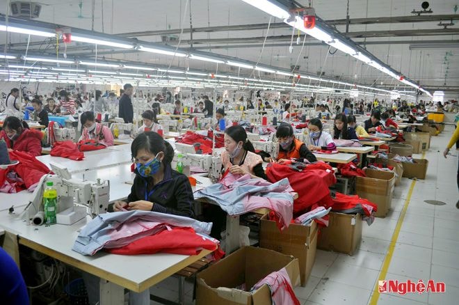 Sản xuất hàng may mặc xuất khẩu tại Công ty NAMSUNGVINA ở Diễn Châu. Ảnh: h.v