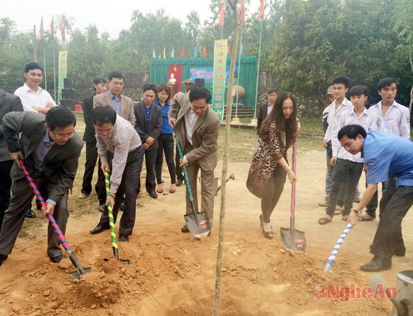Các đồng chí lãnh đạo thị xã trồng cây ngay sau lễ phát động.