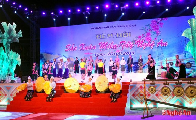 Tiết mục văn nghệ của đồng bào các dân tộc trong đêm hội “Sắc xuân miền Tây”.