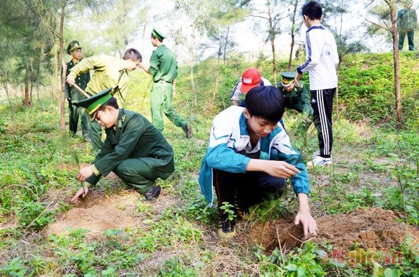 Cán bộ chiến sỹ BĐBP và các em học sinh cùng tham gia trồng cây phi lao chắn sóng