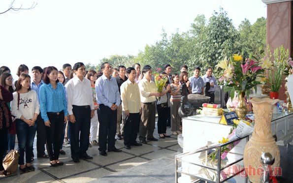 Dâng hoa tại phần mộ bà Hoàng Thị Loan - thân mẫu Bác Hồ.