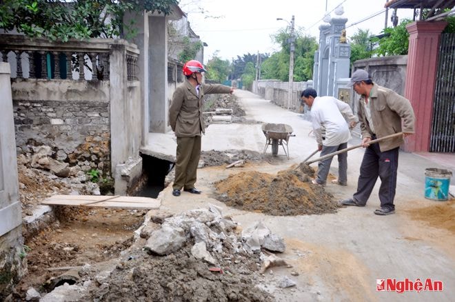 Người dân xóm 3, xã Quỳnh Bá (Quỳnh Lưu) bê tông hóa mương thoát nước.