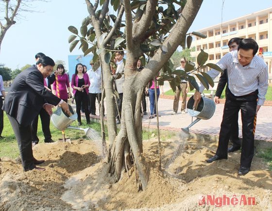 Các đồng chí Nguyễn Xuân Đường và Lê Minh Thông trồng cây đầu Xuân trong khuôn viên nhà trường