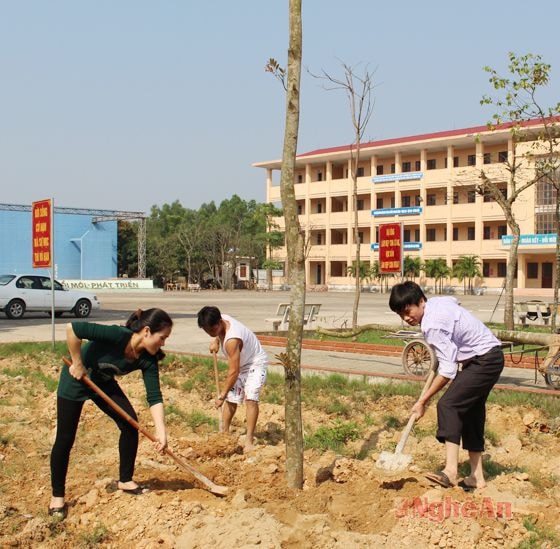 Các cán bộ, giáo viên các khoa của nhà trường trồng cây đầu Xuân trong khuôn viên trường