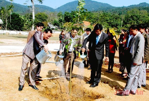 Các  đồng chí lãnh đạo huyện trồng cây tại khuôn viên Trường THCS xã Châu Nga