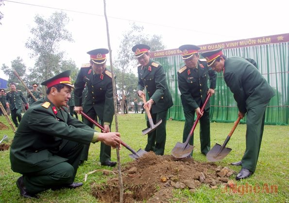 Các đồng chí trong Thường vụ Đảng ủy – Bộ tư lệnh Quân khu 4 trồng cây