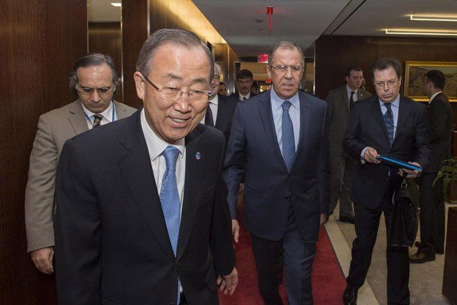 Tổng Thư ký Ban Ki-moon (trái) và Ngoại trưởng Sergey Lavrov (thứ hai từ phải sang). (Nguồn: un.org)