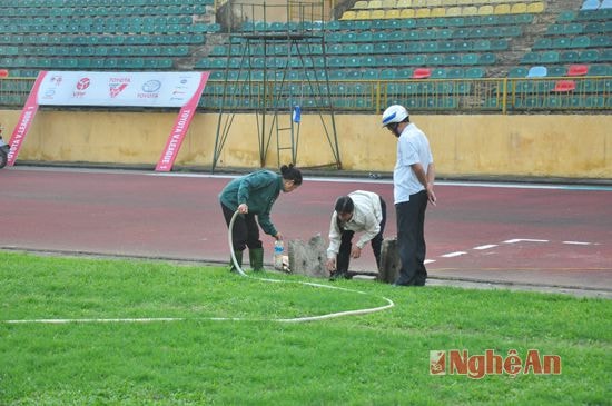 Tranh thủ thời gian nghỉ hơn 1 tháng, Ban tổ chức sân Vinh cũng cho sửa chữa lại đường thoát nước