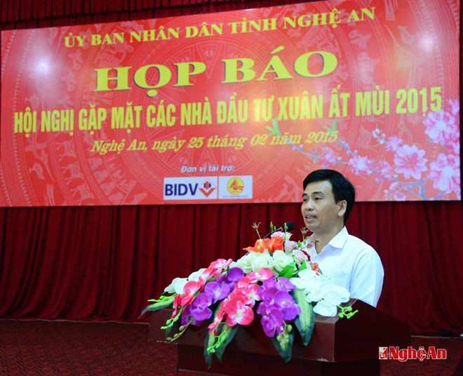 Đồng chí Nguyễn Bá Hảo - Phó Giám đốc Sở Thông tin và truyền thông công bố quy định hoạt động của phóng viên trong Hội nghị