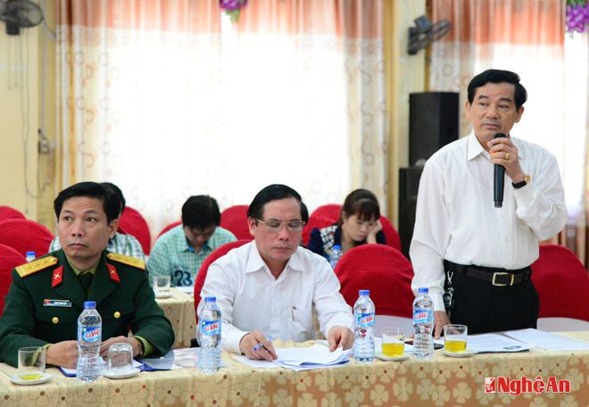 Đồng chí Bùi Đình Sâm - Phó trưởng Ban tuyên giáo Tỉnh uỷ phát biểu ý kiến