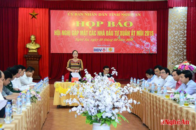 Đồng chí Đinh Thị Lệ Thanh - Phó Chủ tịch UBND tỉnh chủ trì cuộc họp báo