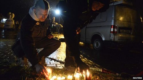 Thắp nến bên ngoài nhà hàng tưởng nhớ các nạn nhân xấu số (Ảnh: Reuters)