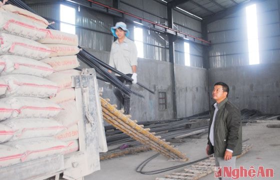 Anh Phan Bá Hải hướng dẫn công nhân bốc xếp hàng hóa.