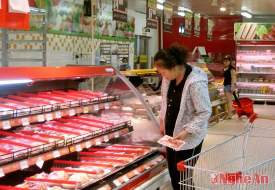 Người tiêu dùng mua hàng thực phẩm đông lạnh tại siêu thị BigC.