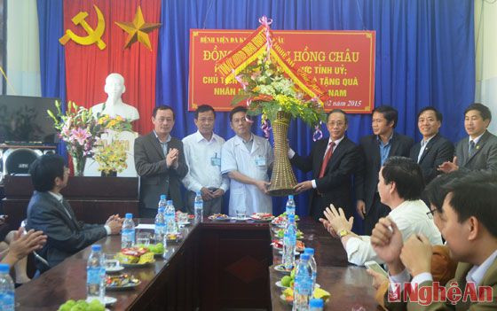 Đồng chí Trần Hồng Châu tặng hoa chúc mừng đội ngũ y, bác sỹ Bệnh viên Đa khoa Quỳ Châu nhân Kỷ niệm Ngày thầy thuốc Việt Nam