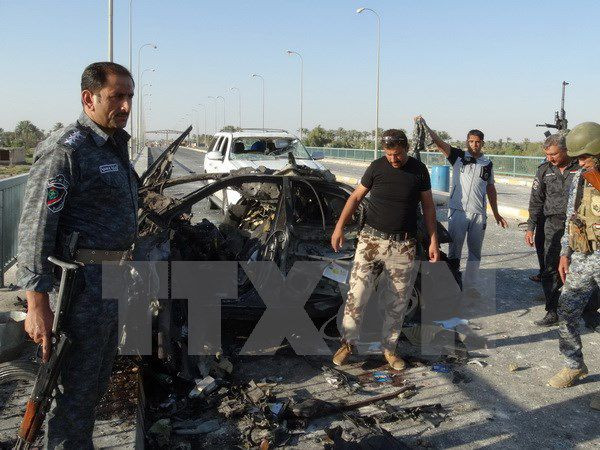Hiện trường vụ đánh bom khiến nhiều người thiệt mạng tại Iraq. Ảnh: AFP/TTXVN