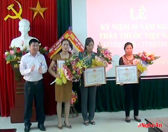 Khen thưởng cho các tập thể đạt chuẩn Y tế Quốc gia năm 2014