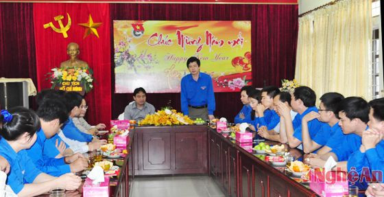 Bí thư Tỉnh đoàn Nguyễn Đình Hùng báo cáo với Bí thư thứ nhất Trung ương Đoàn một số kết quả công tác đoàn và phong trào Thanh niên Nghệ An năm 2014