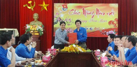 Đồng chí Nguyễn Đắc Vinh phát biểu và tặng quà cho Tinh đoàn Nghệ An