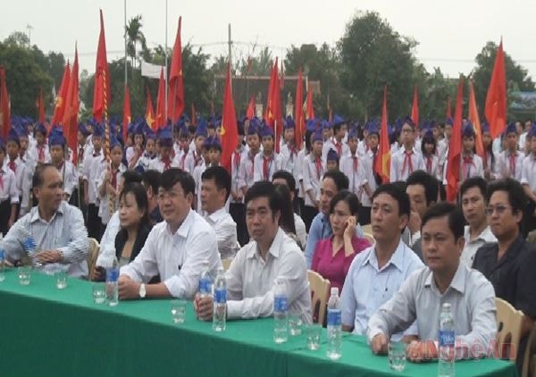 Các đại biểu tham dự lễ ra quân Tết trồng cây.