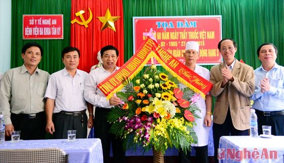 Tặng hoa và quà cho tập thể cán bộ y, bác sỹ Bệnh viện đa khoa huyện Tân Kỳ 