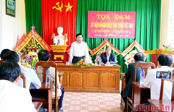 Trò chuyện với tập thể y, bác sỹ, nhân viên Trung tâm Y tế huyện Tân Kỳ