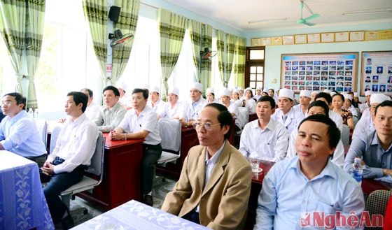 Tập thể cán bộ y, bác sỹ Bệnh viện Đa khoa huyện Tân Kỳ lắng nghe những lời nhắc nhở, động viên của đồng chí Nguyễn Xuân Đường