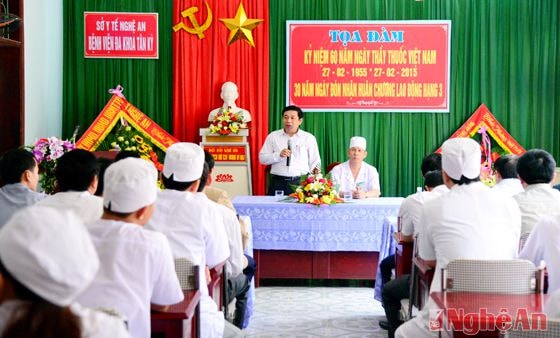 Đồng chí Nguyễn Xuân Đường trò chuyện với tập thể y, bác sỹ Bệnh viện Đa khoa huyện Tân Kỳ