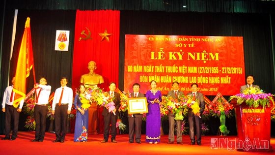 Đồng chí Đinh Thị Lệ Thanh trao Huân chương Lao động Hạng Nhất cho Sở Y tế Nghệ An