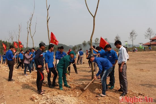 ĐVTN khối nông thôn Huyện Đoàn Đô Lương tham gia trồng cây tại khuôn viên Khu DI tích