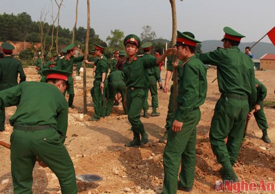 Lực lượng vũ trang quân khu 4 trồng cây lưu niệm tại Khu Di tích