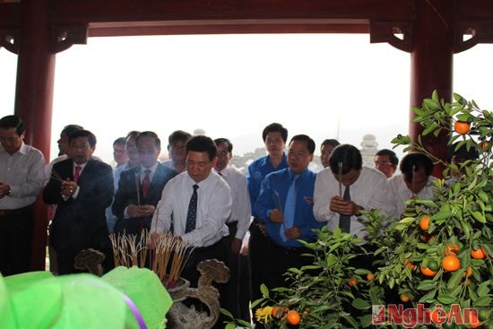 Đoàn đại biểu dâng hương tại Khu mộ 13 liệt sỹ