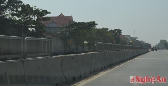 Tuy nhiên, thời gian gần đây, nhiều đoạn rào chắn phân cách đã bị người dân tự ý tháo dỡ.