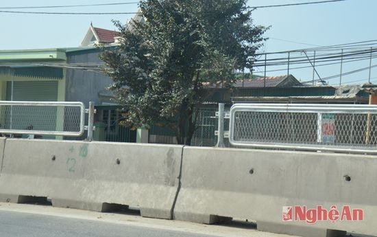 Giải phân cách gồm 2 phần, chân bê tông ở dưới và lưới sắt phía trên được hàn cố định nhưng vẫn bị tháo để tạo thành những lối qua đường.