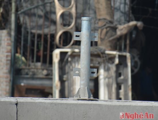 Một số nơi, phía trên của giải phân cách chỉ còn trơ lại cọc sắt. người dân xóm 7 xã Diễn Kỷ có nhà nằm sát Quốc lộ cho hay, việc tháo gỡ rào chắn là do “thanh niên” trong làng thực hiện, họ “làm” vào ban đêm.
