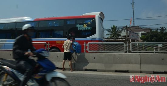Sau khi tháo dỡ, các đoạn trống đường ngang được người dân sử dụng để làm nơi qua đường, trao đổi hàng hóa giữa hai bên.