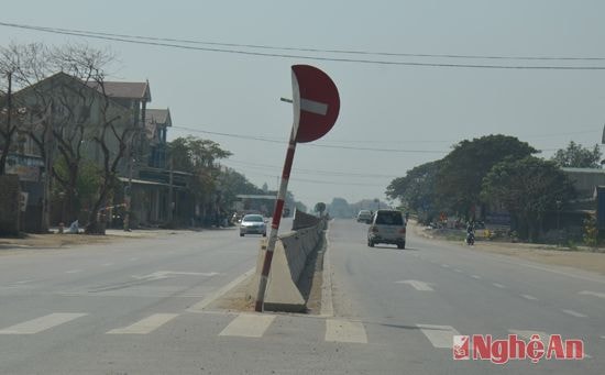 Đoạn qua huyện Diễn Châu, một số biển báo cũng bị hư hỏng.