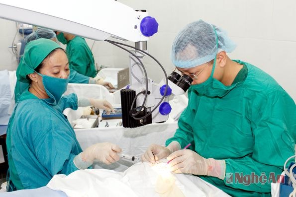 Phẫu thuật thay thuỷ tinh thể bằng phương pháp Phacô tại Bệnh viện Mắt Nghệ An.