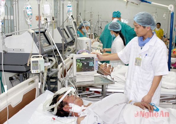 Chăm sóc bệnh nhân tại Khoa Hồi sức cấp cứu - Bệnh viện Đa khoa tỉnh.