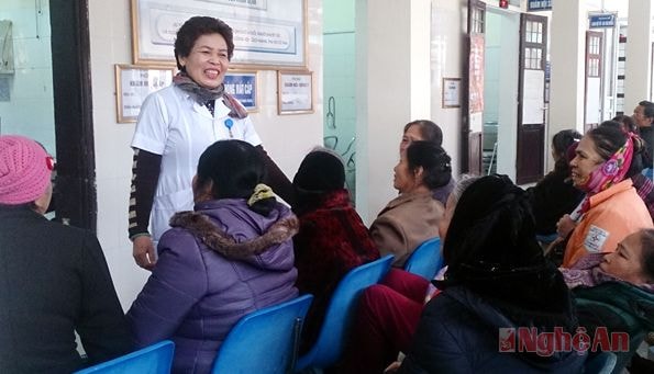 Điều dưỡng Nguyễn Thị Hương tư vấn, hướng dẫn cho bệnh nhân.