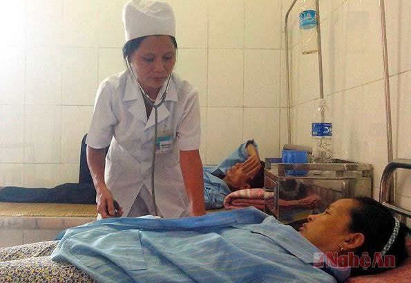 Điều dưỡng Nguyễn Thị Sen chăm sóc bệnh nhân tâm thần.