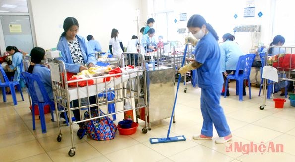 Hộ lý Đặng Thị Thanh làm việc tại Khoa Hồi sức cấp cứu - Bệnh viện Sản - Nhi.