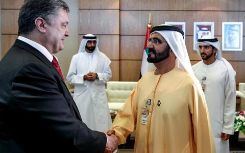 Tổng thống Ukraine bắt tay Thủ tướng UAE. Ảnh internet